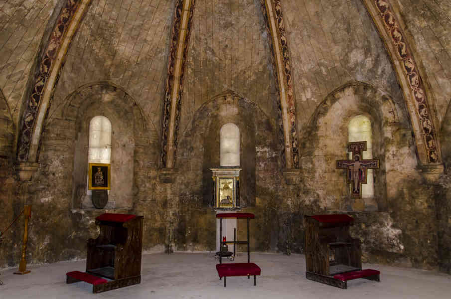 Comunidad Foral de Navarra 166 - Orreaga-Roncesvalles - Real Colegiata de Nuestra Señora de Roncesvalles - cripta.jpg